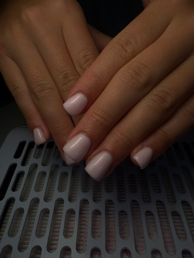 Melkwitte BIAB nagels